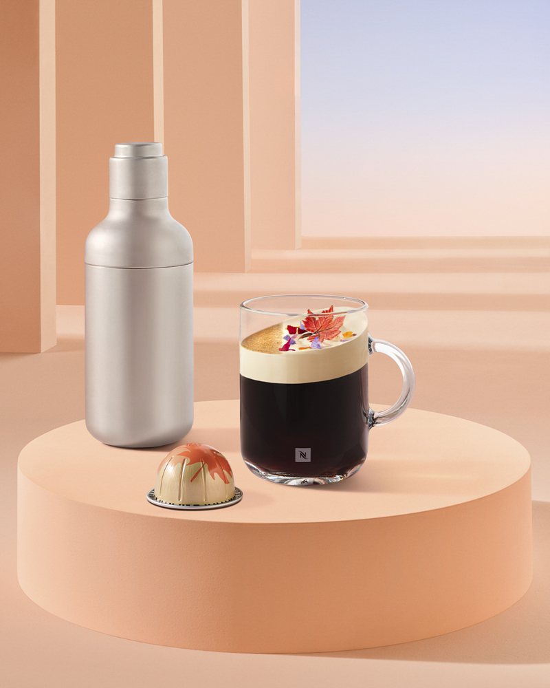 Nespresso Vertuo系列「枫糖胡桃风味咖啡」结合浓郁枫糖甜香与胡桃坚果香气，带来难以抗拒的甜蜜滋味。Nespresso 提供