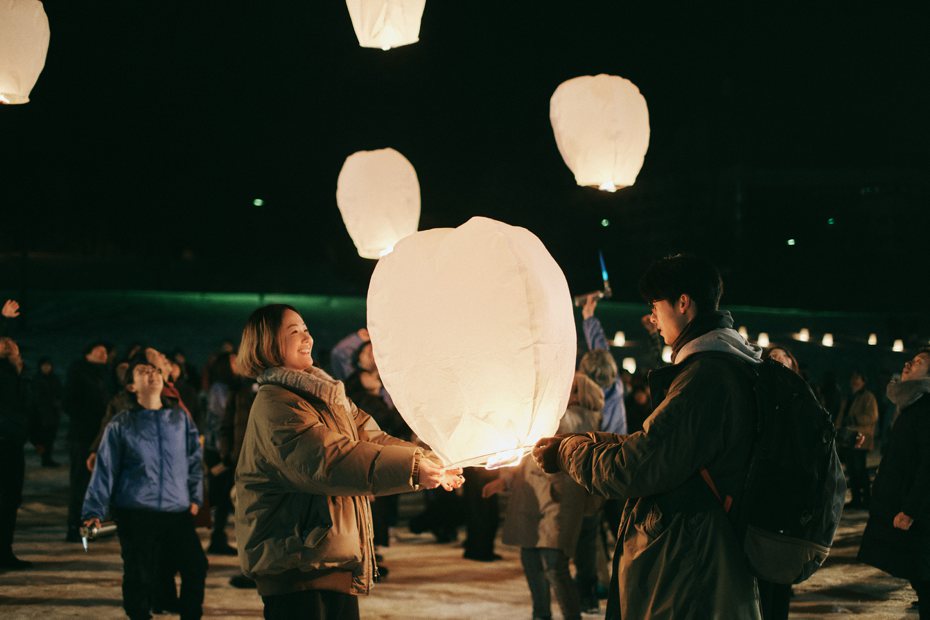 黑木華（左）與許光漢在「青春18x2 通往有你的旅程」放天燈，讓觀眾印象深刻。圖／翻滾吧男孩電影有限公司提供