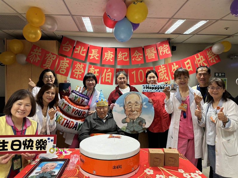 台北長庚醫院替唐爺爺舉辦102歲的慶生會，唐爺爺與家人都相當感動。圖／台北長庚醫院提供