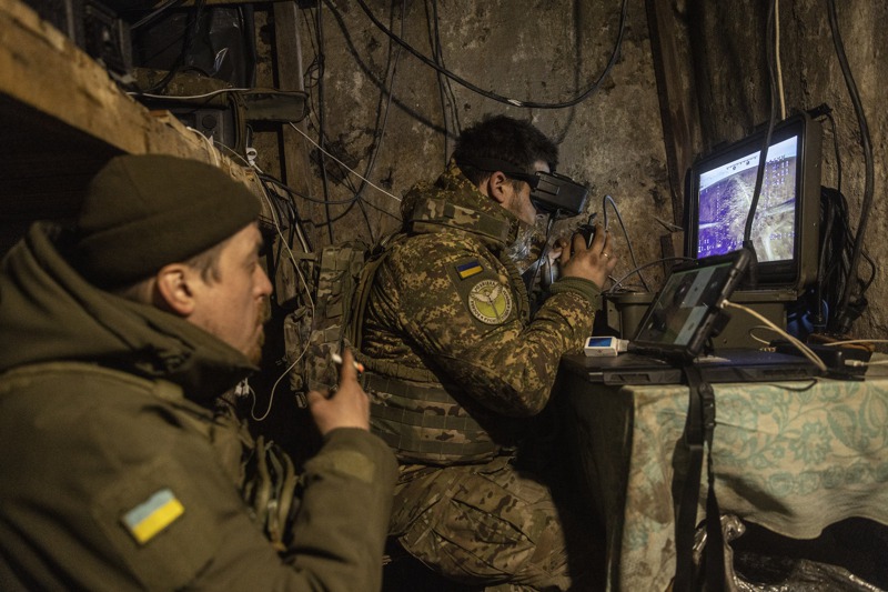 代號「DJ」的烏克蘭軍人（右）1日在烏東頓內次克州前線地下碉堡帶著沉浸式護目鏡監看無人機動態。紐約時報