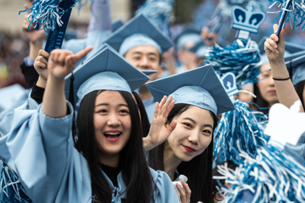 多年來，中國大陸一直美國最大海外留學生來源國。圖為2016年哥倫比亞大學畢業典禮上的大陸留學生。新華社