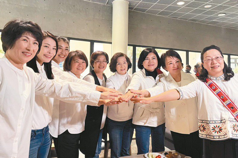 台中市長盧秀燕（右二）發起的「女性縣市長聯盟」，九位女性縣市長昨齊集南投合影。記者洪敬浤／攝影