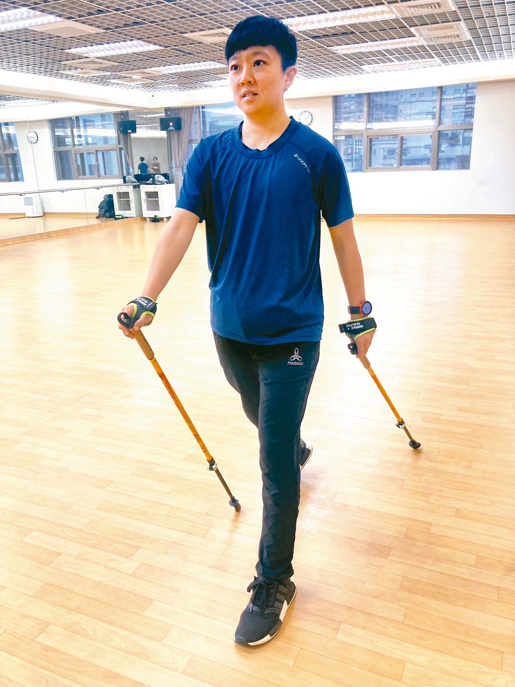 田玉笛表示，透過健走杖、登山杖輔助，可以幫助發揮走路「推蹬效果」。圖／田玉笛提供
