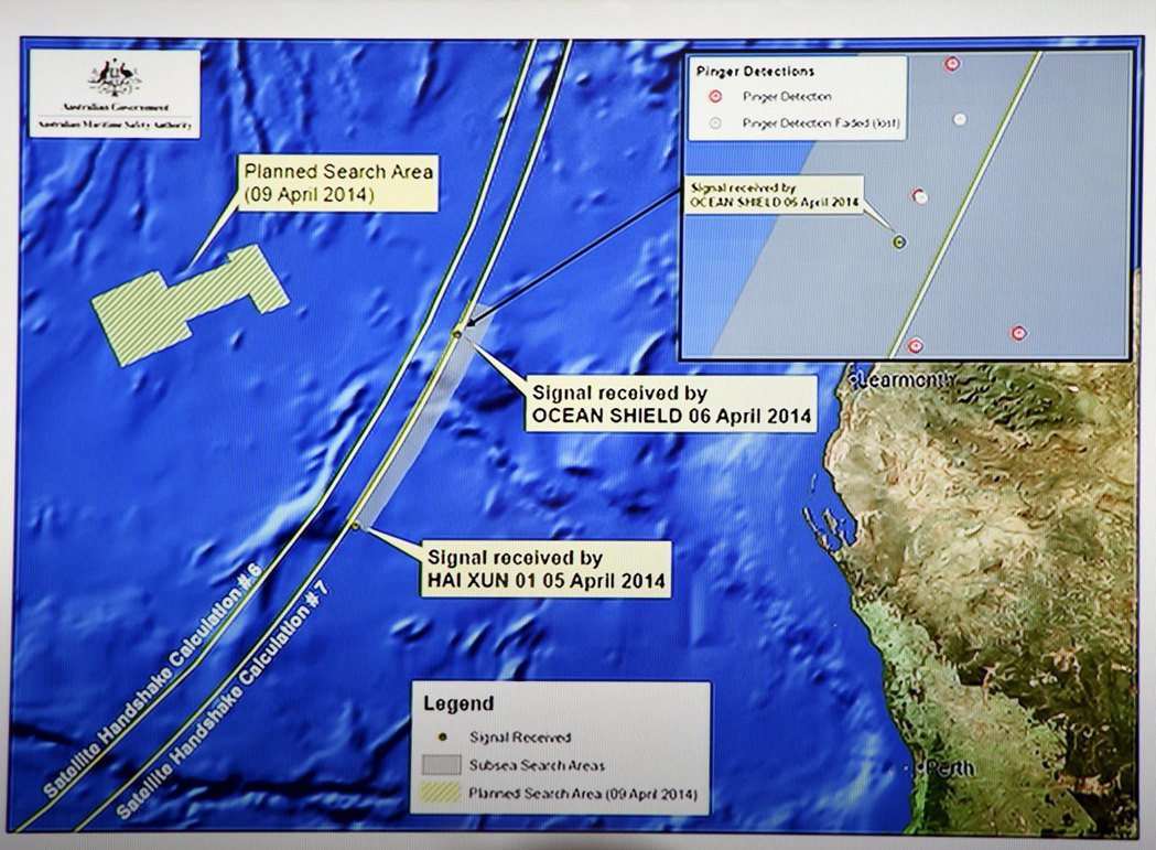 2015年馬來西亞電視台報導預定搜索區域MH370的畫面。 圖／路透社