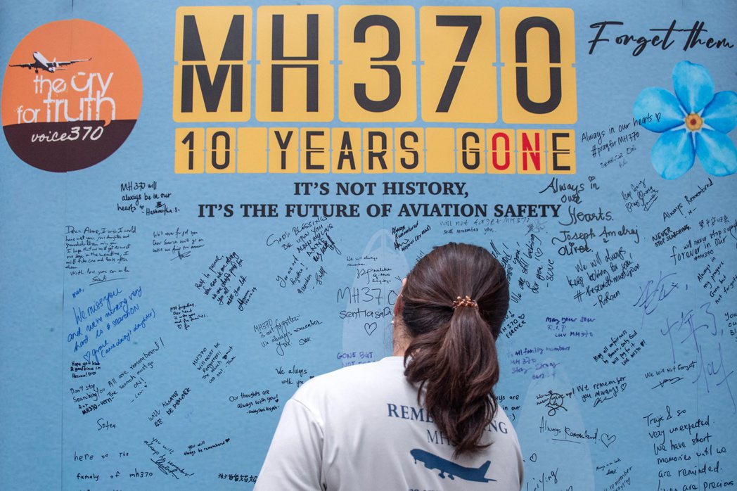 2024年馬航MH370失蹤10周年紀念儀式，民眾在留言板上寫下給失蹤乘客的話。...
