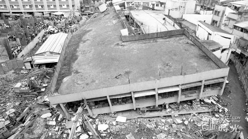 台北縣中和市民樂路華陽市場，十五日清晨在地震中倒塌，現場殘景。圖／聯合報系資料照（1986/11/15 本報記者攝影 ）