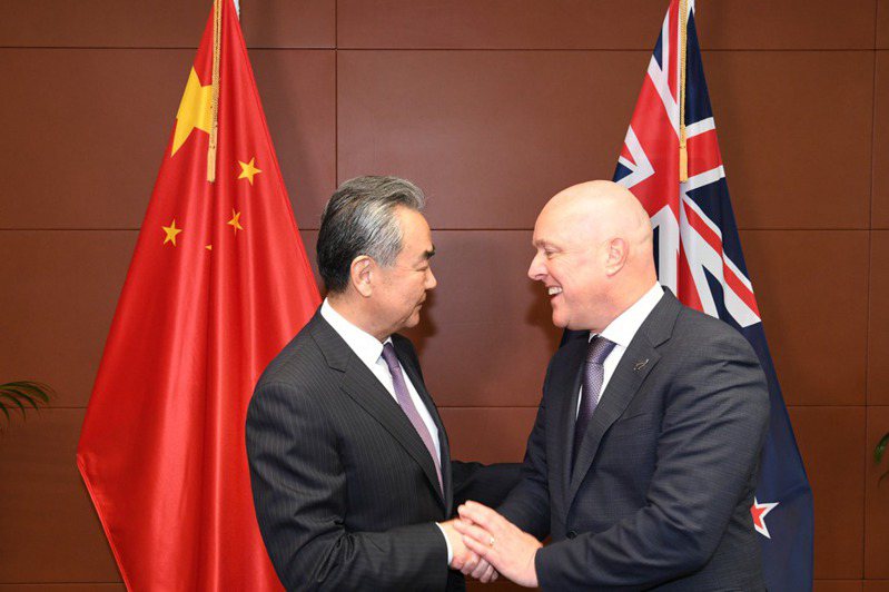 在中國外交部長王毅對紐西蘭可能加入「澳英美三方安全夥伴關係」表達擔憂之際，紐國今證實，紐西蘭總理盧克森已受邀訪問中國。新華社