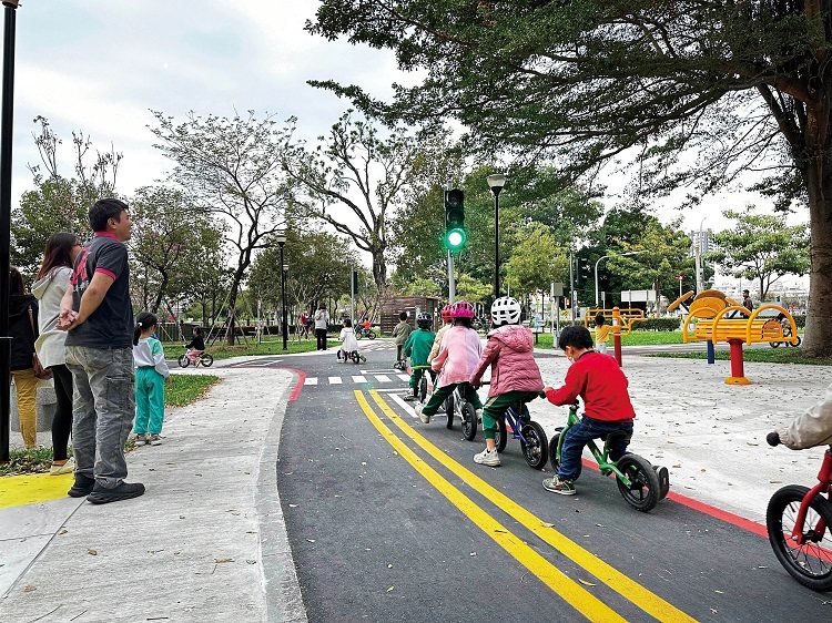 位於台中東區的泉源兒童公園，以交通為主題，讓孩子們透過遊戲自然學習。