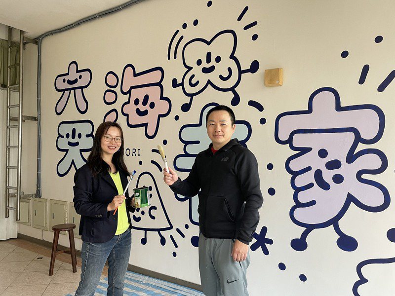 日本的國際知名插畫藝術家大石曉規入駐豐珠中學，並以其標誌性的「笑臉」呈現於各種圖案中，為整個校園注入了活力和歡樂。圖／觀天下有線電視提供
