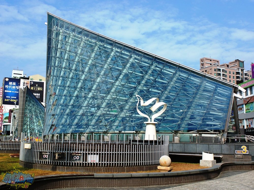 ▲捷運站出入口的建築設計也同樣讓人眼睛為之一亮。