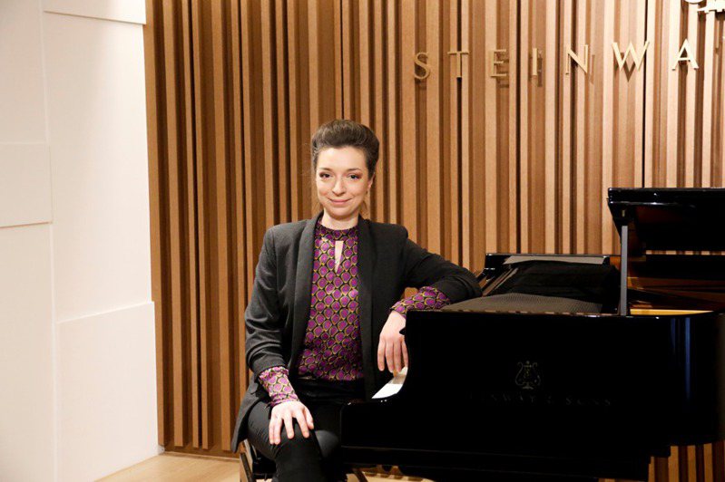 蕭邦鋼琴大賽第2位女冠軍、被傅聰譽為「百年奇才」的鋼琴家阿芙蒂耶娃，昨晚在台北國家音樂廳舉辦演奏會。圖／新象提供