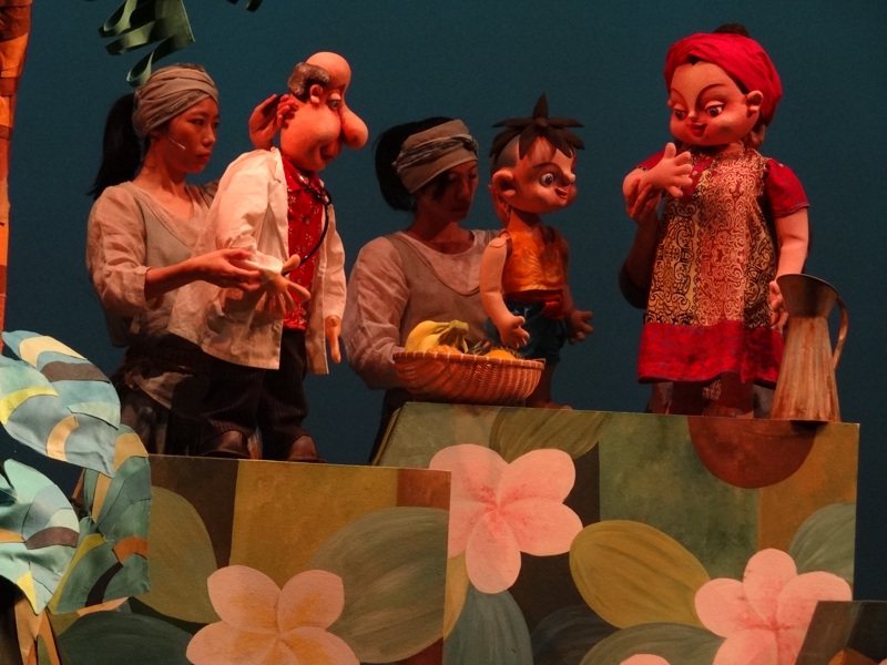 偶偶偶劇團今年度新劇「南方小島的故事」，4月13日將在葫蘆化中心盛大演出，戲偶搭配樂手的竹琴、沙鈴、烏克麗麗演奏，沉浸在南洋風情冒險中，喜愛音樂的孩子不容錯過。圖／葫蘆墩文化中心提供