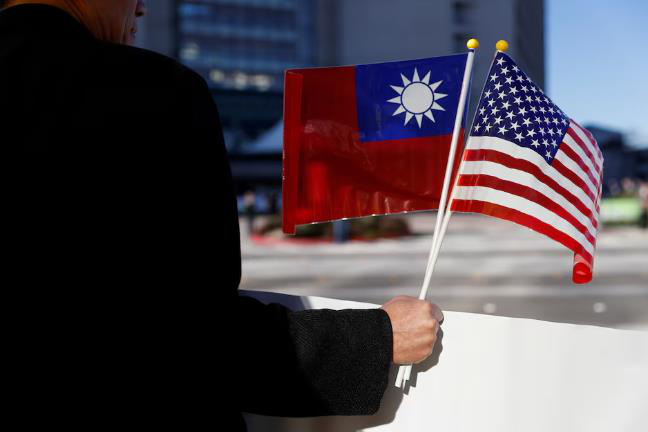 美國民調公司蓋洛普18日公布民調顯示，有77％美國人對台灣有好感。圖為美國與台灣國旗。路透