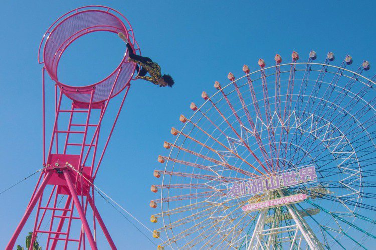 粉紅風火輪，在幸福摩天輪前帶來驚險的「極限飛輪瘋馬戲」。圖/劍湖山世界提供