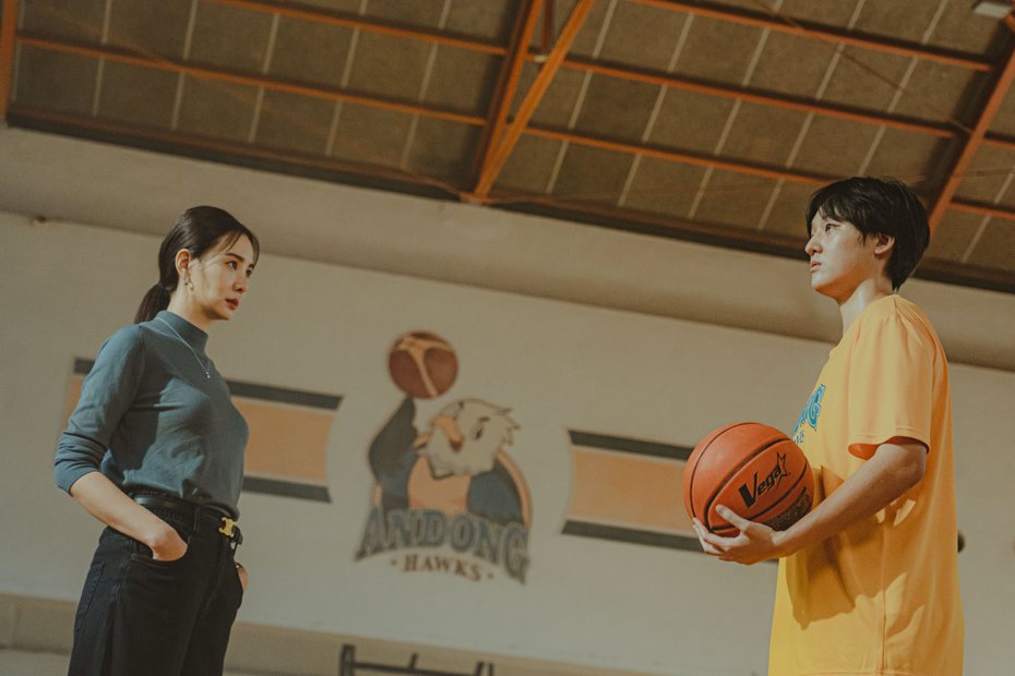 「女孩上場2」中，安心亞(左)訓練蔡佳芸。圖／客家電視台、魔幻時刻電影提供