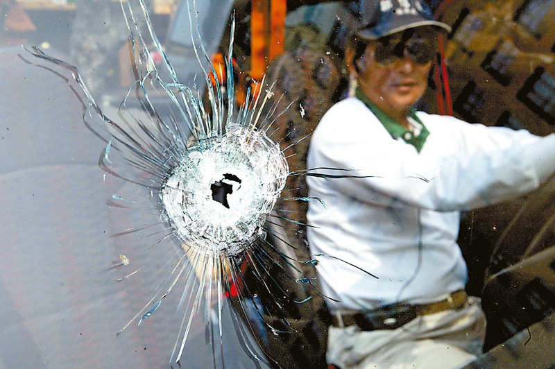 319槍擊案過了20年，仍是多數人心中的大懸案，而重要證物之一，是陳水扁與呂秀蓮當天搭乘的吉甫車擋風玻璃上的彈孔。 圖／聯合報系資料照片