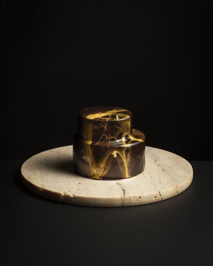 以teamLab作品《水粒子的世界——金色》為靈感推出的《金箔瀑布》巧克力蛋糕。圖／富藝斯提供
