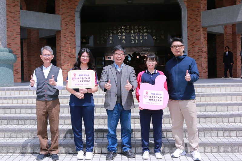 錄取台灣大學的林昕璇（左二）與邱語涵（右二），其餘是張攀菶老師（左一）、校長游文聰（中）、洪鋕霖老師（右一）。圖／慧燈中學提供