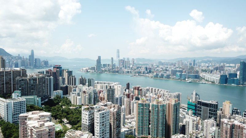 香港樓市全面撤辣，大陸客戶看房呈現倍數增長，已經成為購房主力。中新社