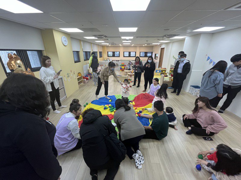 桃園市崇法公共托嬰中心昨天開幕，不少家長帶著小朋友前往體驗，希望小朋友能中籤，順利就讀。記者陳俊智／攝影