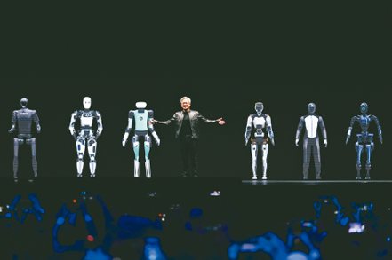 輝達執行長黃仁勳在GTC大會中無預警宣布推出人形機器人計畫，台上出現一大排人形機器人，讓外界大為驚艷。（美聯社）