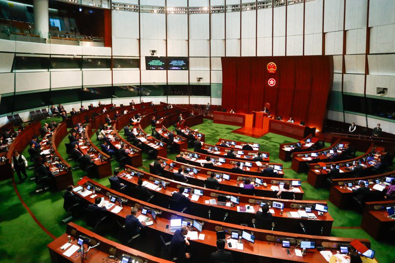 香港立法會昨天三讀通過基本法二十三條立法「維護國家安全條例」，法案將在三月二十三日刊憲和生效。香港自此進入國安雙法階段。（歐新社）