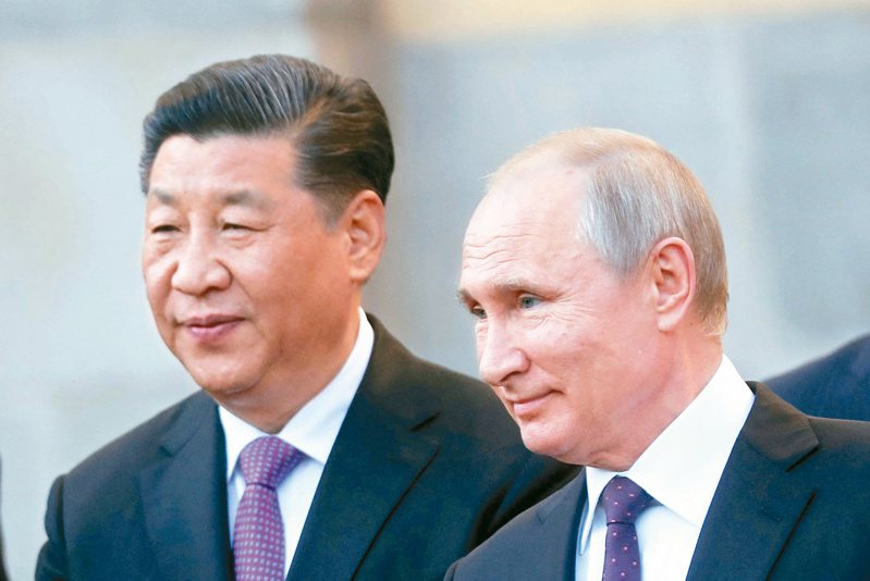 俄羅斯總統普亭（右）五月擬訪問中國大陸，與大陸國家主席習近平（左）晤談。圖為兩人二○一九年會面。（路透）