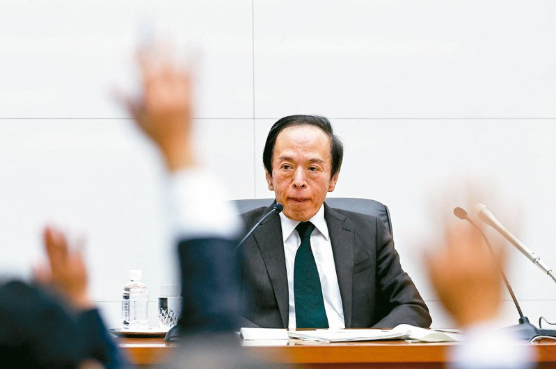 日本銀行（央行）昨天宣布終結負利率政策，日銀總裁植田和男舉行記者會接受提問，表示將維持金融情勢寬鬆。（路透）