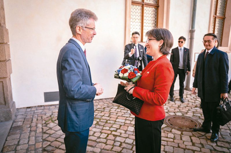 捷克參議院議長韋德齊（左）昨天在社群媒體平台上發文，透露他在捷克智庫「解析中國」舉辦的研討會上，與副總統當選人蕭美琴（中）會晤。圖／翻攝X平台
