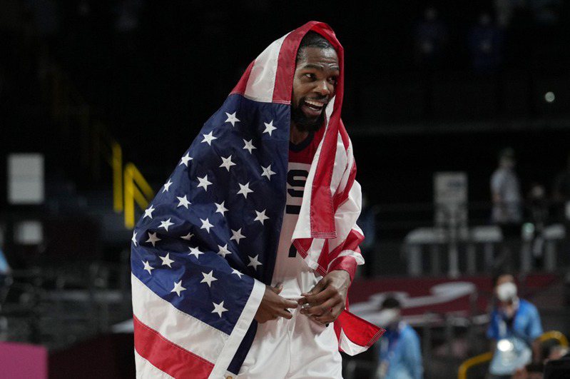 杜蘭特率領美國奪下東京奧運男籃金牌。 美聯社