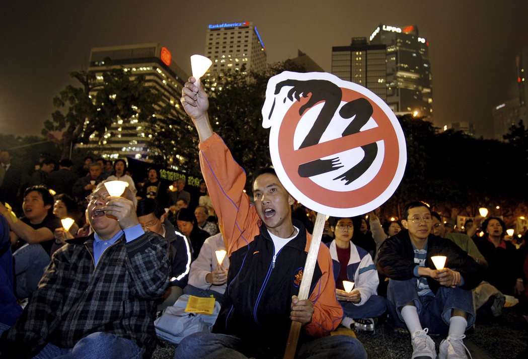 2003年7月1日，近50萬港人上街遊行，抗議第基本法第23條立法。 圖／美聯社
