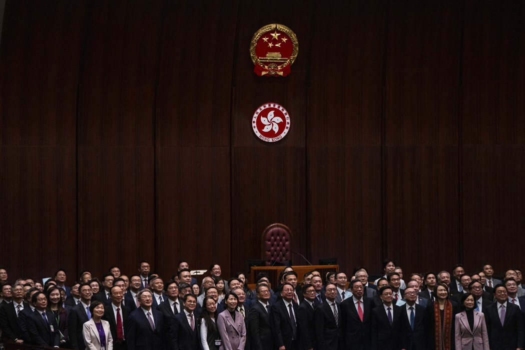 2024年3月19日，香港三讀通過基本法23條，立法會議員合影慶賀。 圖／美聯社