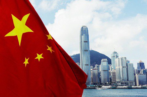香港立法會2024年3月19日全票通過基本法第23條。圖為中國國旗與香港中環。 ...