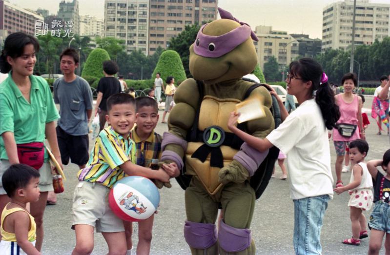 「忍者龜」在國父紀念館與小朋友歡聚。圖／聯合報系資料照（1991/07/13　楊海光攝影）