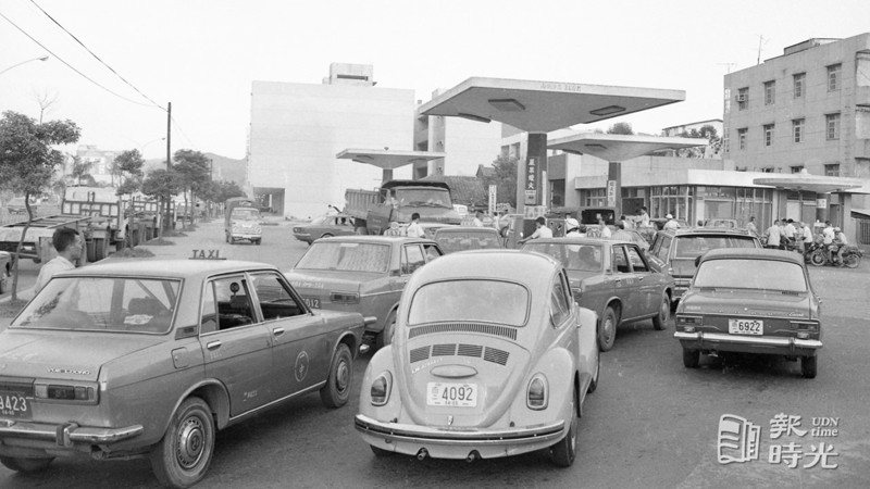 汽油價格一日起開始微幅調漲，中油公司所屬台北市的四十八個加油站，卅日下午就開始排長龍，許多車輛都搶在汽油加價之前，把油箱加滿。圖／聯合報系資料照（1975/09/30 龍啟文攝影 ）