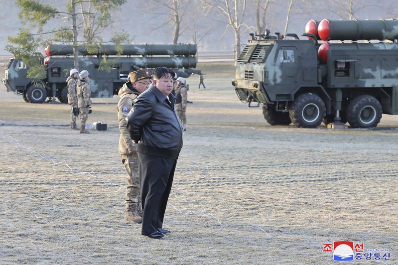 圖為北韓領導人金正恩在西部地區視察砲兵部隊射擊演習。（美聯社）