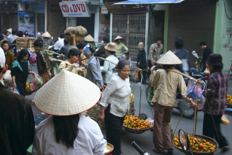 越南河內市一名小販日前將一小袋棗子以20萬越南盾賣給外國旅客，足足哄抬4倍。 情境示意圖。圖／Ingimage