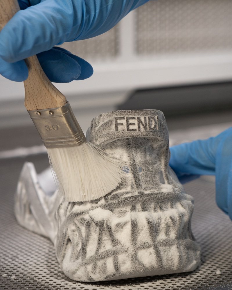 日本传统竹编工艺「やたら编み」启发FENDI Flow运动鞋3D列印鞋底的设计灵感。图／FENDI提供