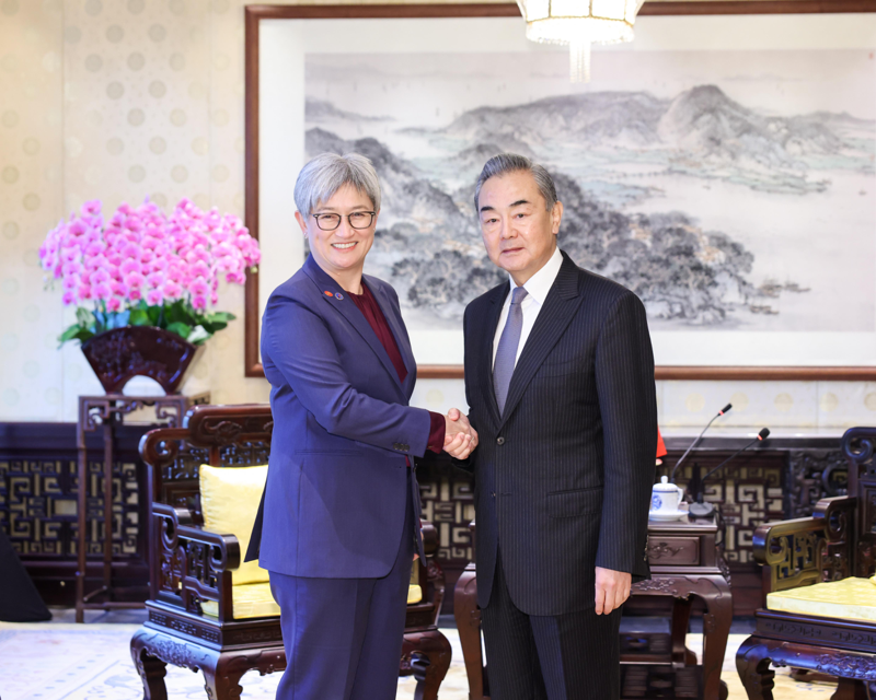 大陸外長王毅在坎培拉與澳外長黃英賢舉行戰略對話。圖為去年11月6日，兩人在北京會見。（新華社）