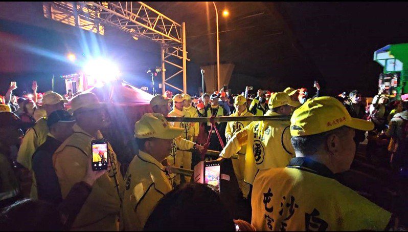 白沙屯媽祖進香遶境，今清晨5時25分通過大度橋進入彰化。圖／民眾提供