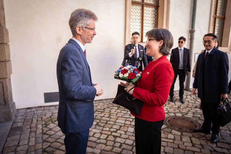 捷克參議院議長韋德齊19日在社群媒體平台上發文，透露他在捷克智庫「解析中國」所舉辦的研討會上，與蕭美琴會晤。圖／翻攝X平台
