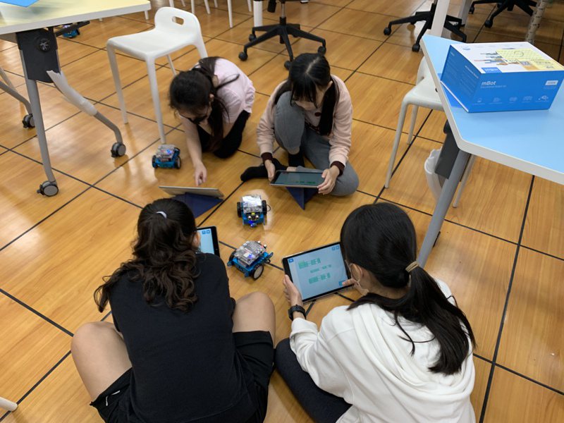新竹市高峰國小進行數位科技教育。圖／新竹市府提供