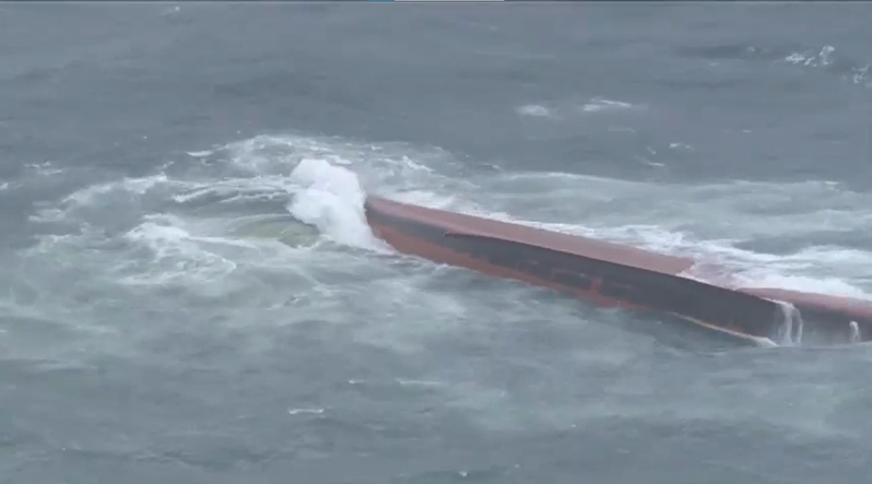 一艘載送化學物質的南韓籍船隻因天候惡劣發生翻覆，7名船員待救。取自YouTube