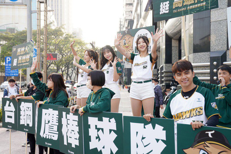 Wing Stars成員筱雯、黃澄澄和艾琳在高雄市街頭，邀請市民朋友一起到澄清湖棒球場支持台鋼雄鷹主場開幕戰。圖／台鋼雄鷹隊提供