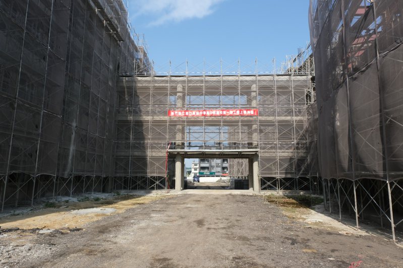 新竹县湖口高中新校区建设工程，比原有校地增加了2.5倍，未来完工后可增加50多间教室。记者黄羿馨／摄影