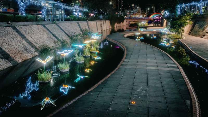 翩翩飛舞的蝴蝶蜻蜓燈飾與水影相輝映，十分繽紛夢幻。圖／新北水利局提供