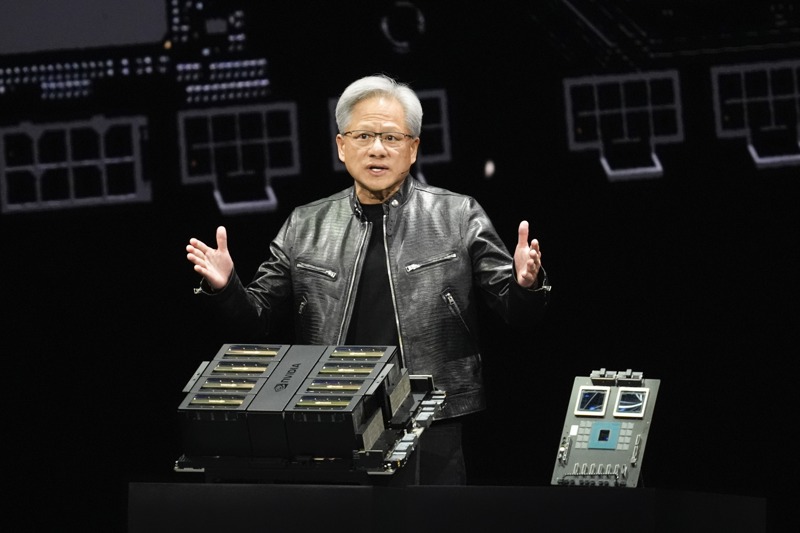 輝達執行長黃仁勳在GTC大會展示新一代效能更強大的繪圖處理器B200，並宣布下一代智慧車用晶片將與三家中國車企比亞迪、昊鉑、小鵬汽車達成合作。美聯社