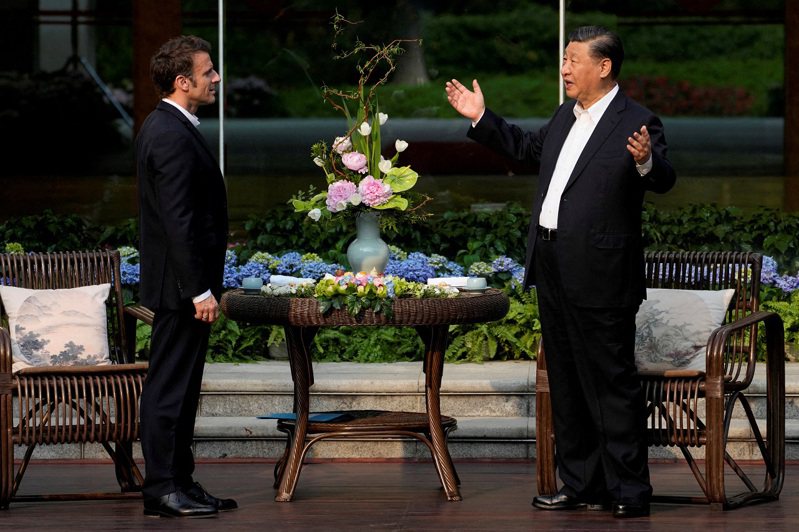 中國大陸國家主席習近平（右）去年4月隨來訪的法國總統馬克宏（左）到訪廣州。路透