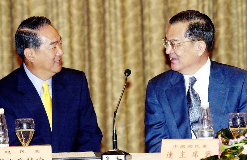 當年為了不讓非綠陣營分裂，宋楚瑜（左）2004年擔任連戰（右）副手、促成「國親合作」與「連宋配」。圖／聯合報系資料照片