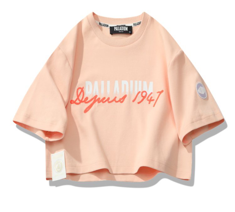 PALLADIUM春夏女裝短版Logo T恤，1,490元。圖／PALLADIUM提供